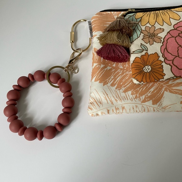 Rifle Co. Retro Flower Clutch with Bangle Wristlet & Wallet Set - Picture 15 of 16